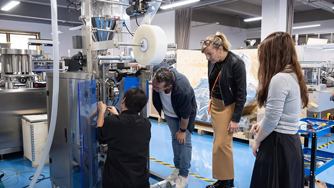 خدمة ما بعد البيع العالمية من شركة ريتش باكينج: الميزة التنافسية الجديدة في آلات التعبئة والتغليف