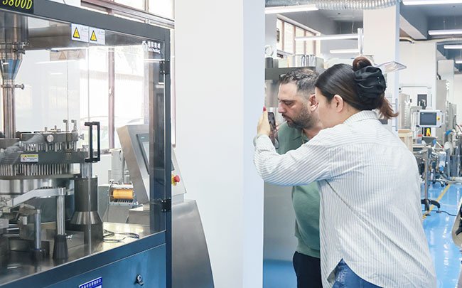 شركة أمريكية مصنعة لكبسولات الأموكسيسيلين تشيد بآلة تعبئة الكبسولات NJP-3800D من شركة ريتش باكينج - حل مشاكل تعبئة المساحيق الدقيقة