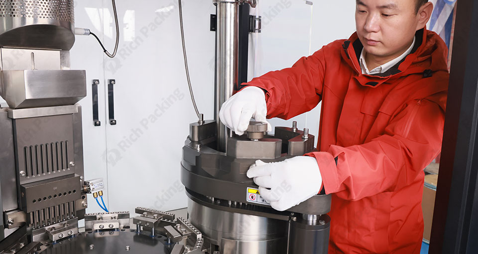 كيفية تنظيف آلة تعبئة الكبسولات الأوتوماتيكية بالكامل